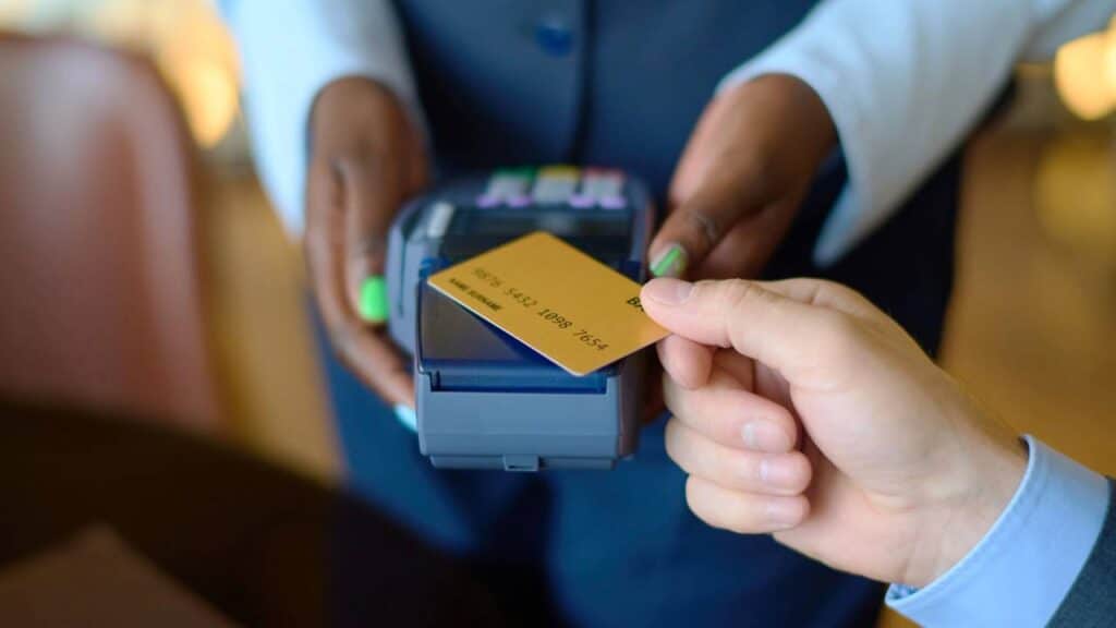 Comunicado alerta consumidores que utilizam a função de aproximação em cartões