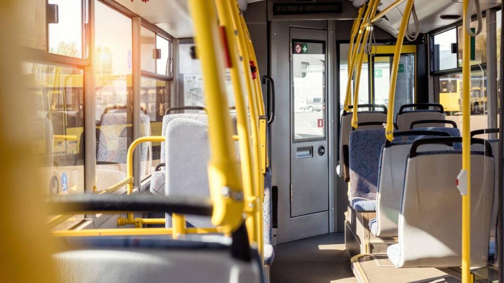 Quem completar 60 anos em 2026 pode andar de graça nos ônibus nesses municípios