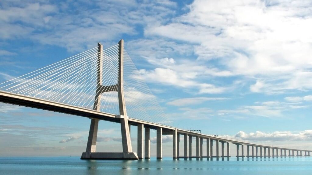 Com nome de time brasileiro, maior ponte da Europa custou 900 milhões de euros e representa elo entre Brasil e Portugal