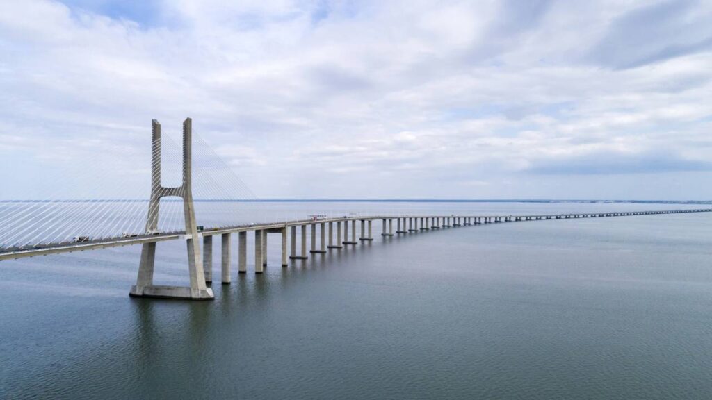 Maior ponte da Europa leva nome de time brasileiro e custou 900 milhões de euros para unir Portugal e Brasil