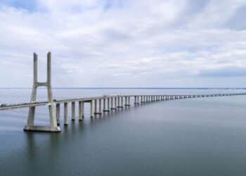 Com nome de time brasileiro, maior ponte da Europa custou 900 milhões de euros e representa elo entre Brasil e Portugal