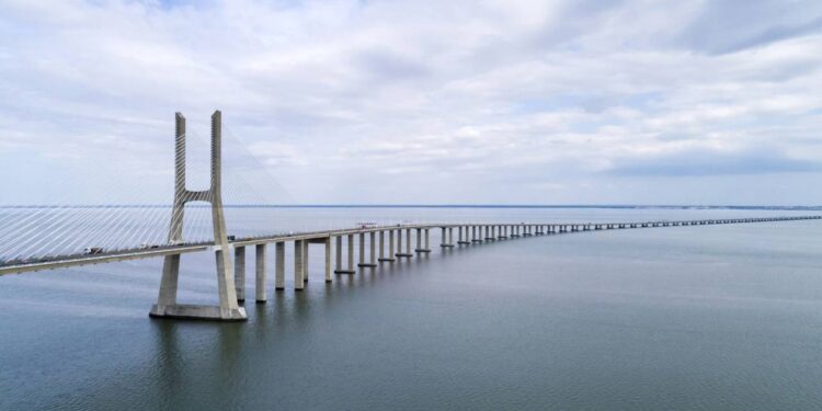 Com nome de time brasileiro, maior ponte da Europa custou 900 milhões de euros e representa elo entre Brasil e Portugal