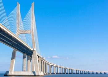 Ponte mais extensa da Europa tem nome de time brasileiro, custou 900 milhões de euros e simboliza a ligação entre Portugal e Brasil