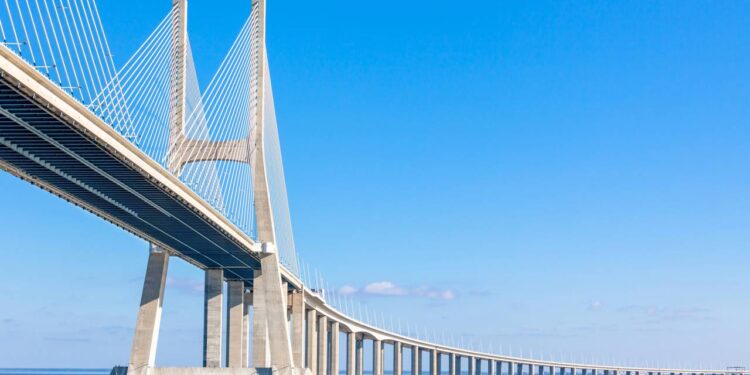 Ponte mais extensa da Europa tem nome de time brasileiro, custou 900 milhões de euros e simboliza a ligação entre Portugal e Brasil