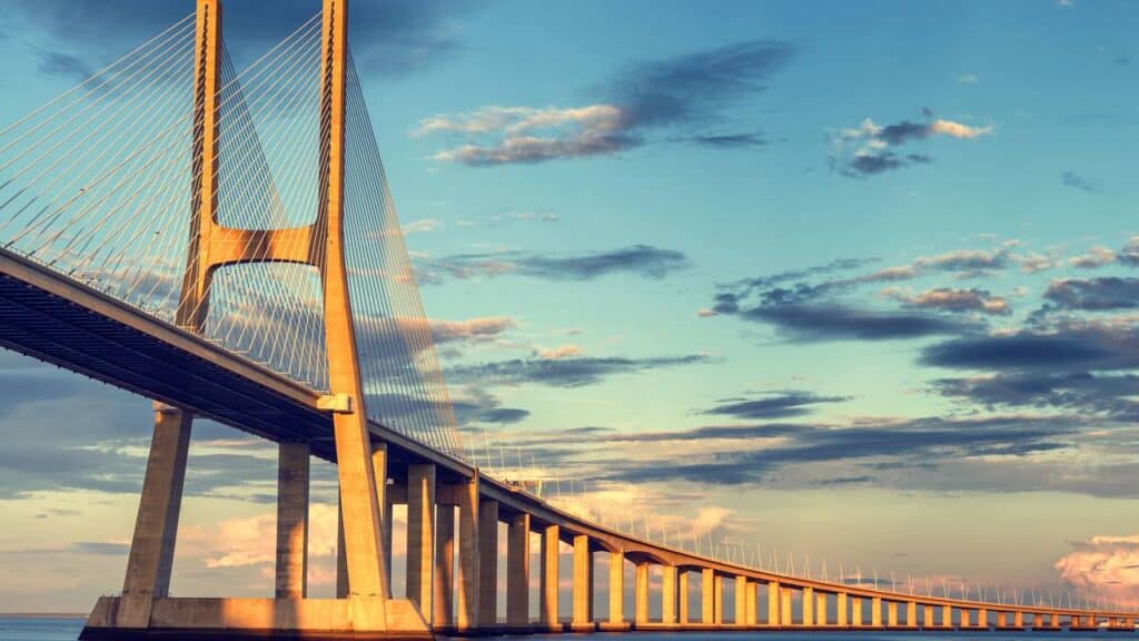 Ponte mais extensa da Europa tem nome de time brasileiro, custou 900 milhões de euros e simboliza a ligação entre Portugal e Brasil