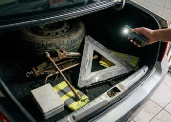 Carros terão que ter triângulo e kit de primeiros socorros obrigatórios a partir de 2026