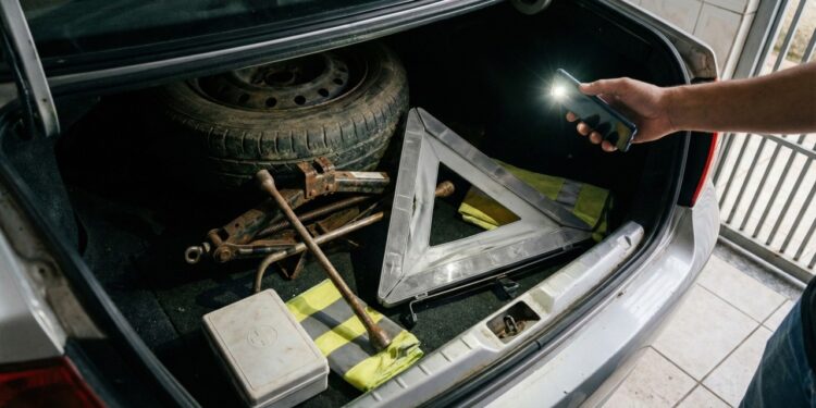 Carros terão que ter triângulo e kit de primeiros socorros obrigatórios a partir de 2026