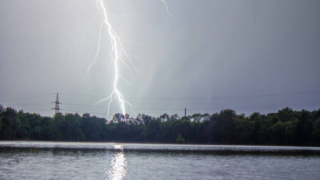 Eletrodomésticos que devem ser desligados durante tempestades com raios para evitar riscos