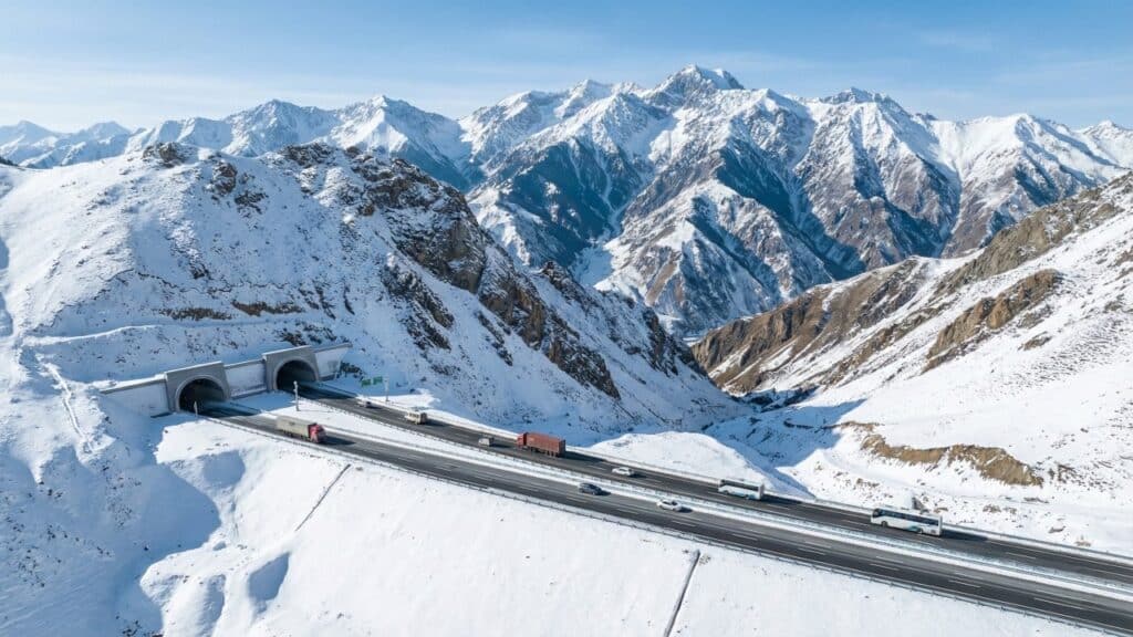 Maior túnel rodoviário expressa do mundo atravessa 22 km sob montanhas geladas reduzindo tempo de viagem de 7 para 3 horas