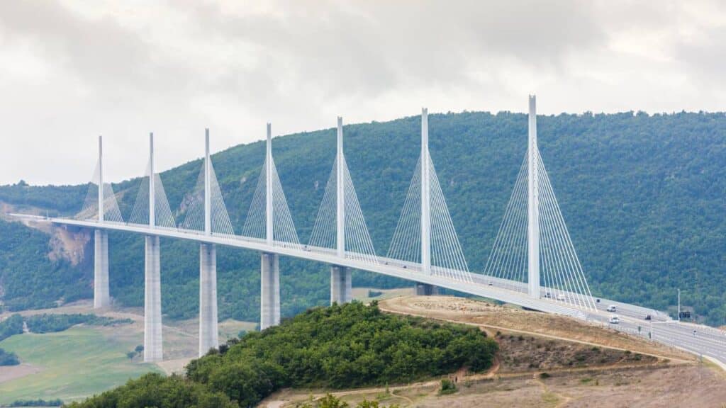 Essa ponte na França é mais alta que a Torre Eiffel, corta um vale imenso e virou atração turística por sua engenharia e beleza absurda