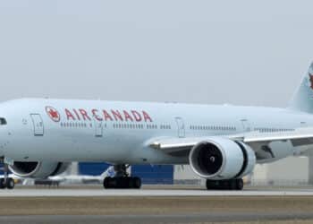 Colisão envolvendo avião da Air Canada e caminhão de bombeiros causa mortes e feridos em aeroporto