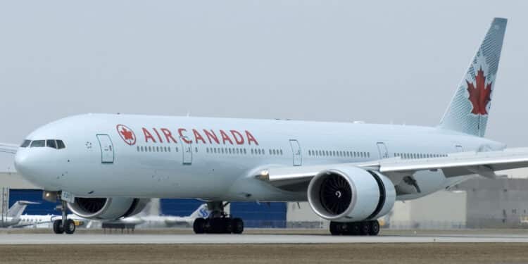 Colisão envolvendo avião da Air Canada e caminhão de bombeiros causa mortes e feridos em aeroporto
