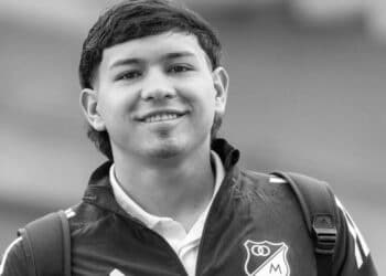 Jovem jogador de 18 anos morre após mal súbito durante partida de futebol