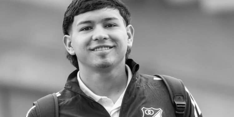 Jovem jogador de 18 anos morre após mal súbito durante partida de futebol