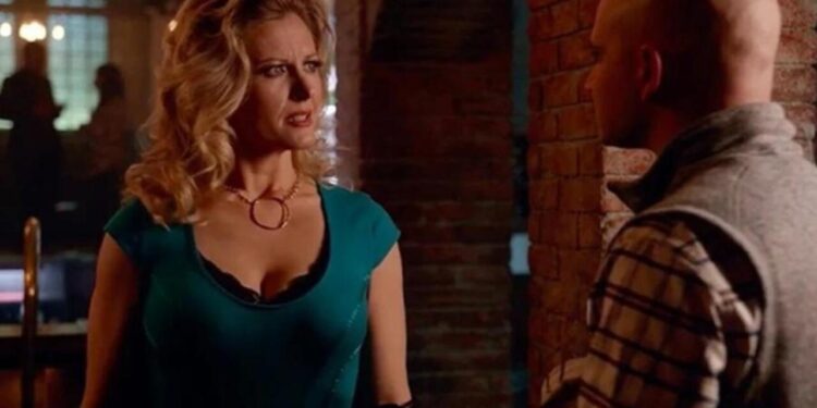 Atriz Carrie Anne Fleming - Imagem: Divulgação/The CW