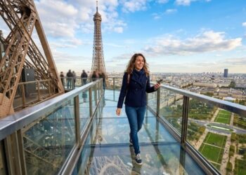 Passarela suspensa mais alta da França com 60 metros de altura é reaberta na Torre Eiffel e nova estrutura modernizada promete surpreender os turistas