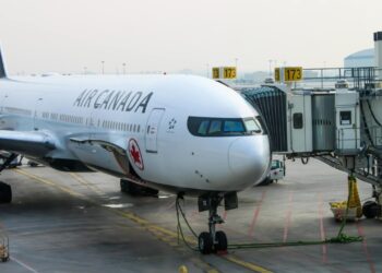 Comissária sobrevive após ser lançada a mais de 100 metros de avião e ficar presa ao assento