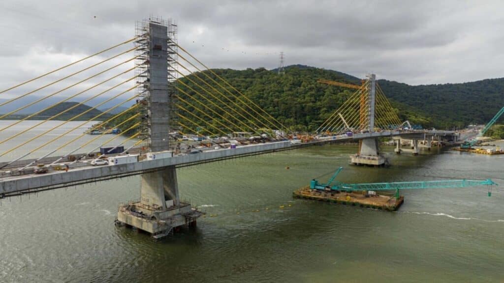 Contagem regressiva para inauguração mostra mastros da Ponte de Guaratuba sem andaimes e obra avança para fase final com investimento superior a R$ 400 milhões e mais de 1.240 metros de extensão