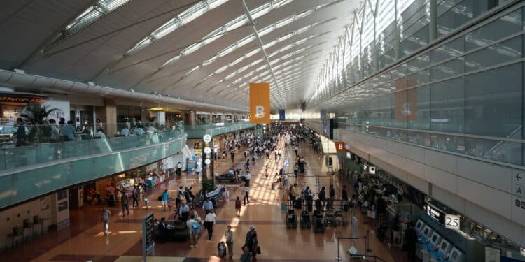 Ranking dos melhores aeroportos do mundo em 2026 é revelado e Singapura está no topo, veja lista