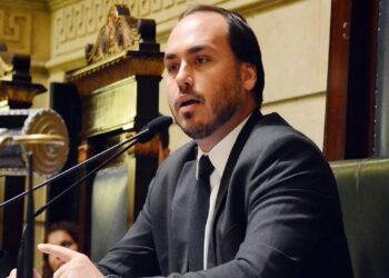 Carlos Bolsonaro revela visita mais difícil ao pai e emociona seguidores com relato