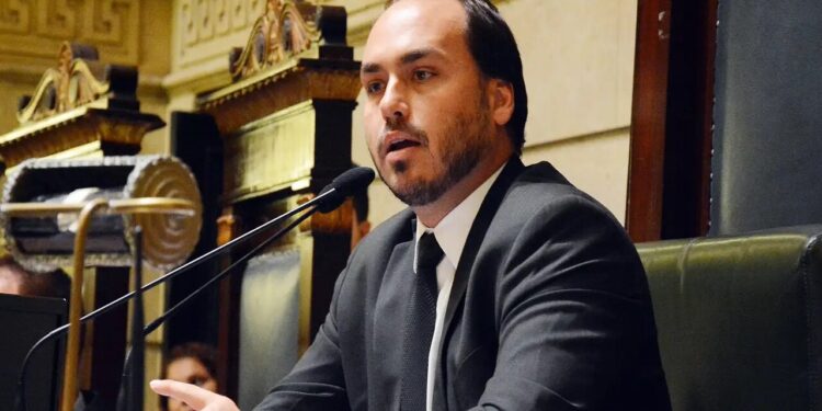 Carlos Bolsonaro revela visita mais difícil ao pai e emociona seguidores com relato