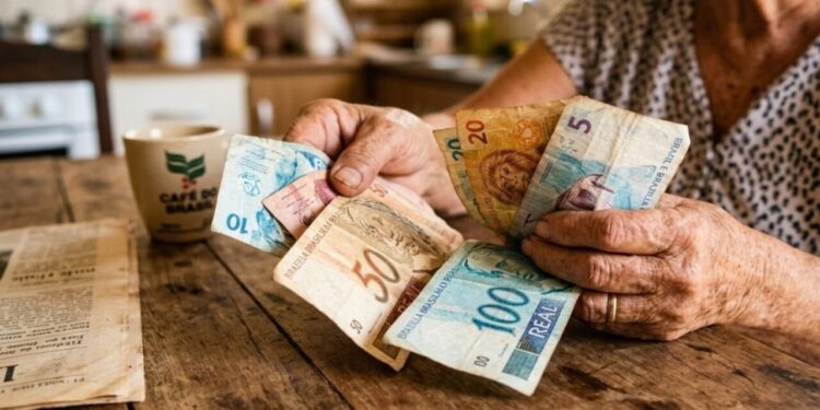 Essas cédulas de R$ 1 a R$ 100 estão saindo de circulação no Brasil e Banco Central emite alerta