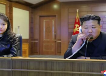 Filha de Kim Jong-un aparece em teste de míssil e gesto chama atenção do mundo