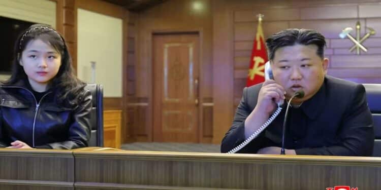 Filha de Kim Jong-un aparece em teste de míssil e gesto chama atenção do mundo
