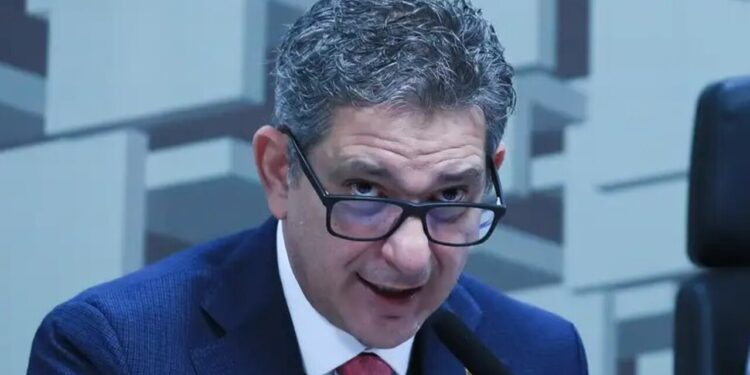 Pedido de CPI do Master feito por senador do PT coloca Davi Alcolumbre sob pressão