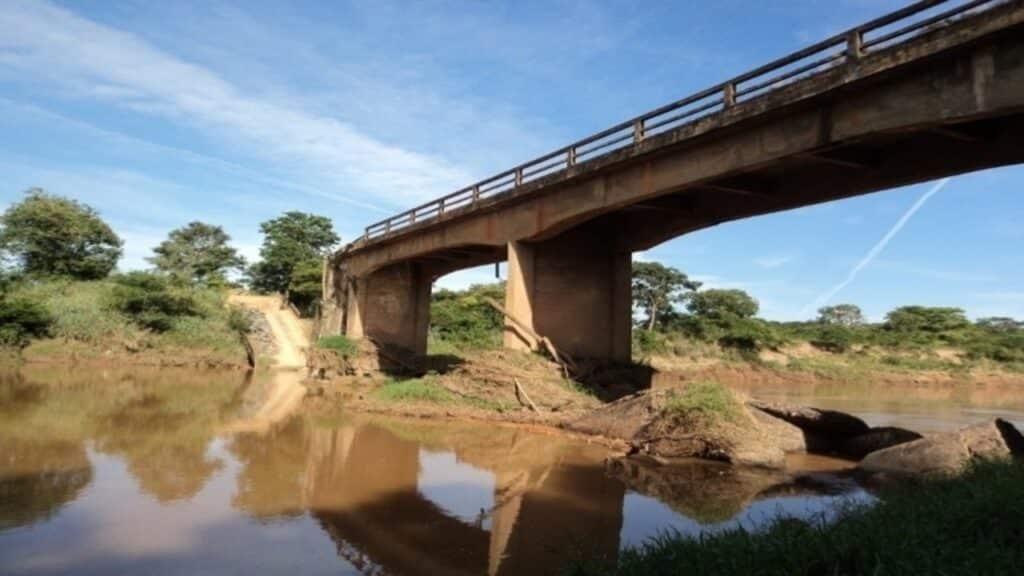 Governo de Minas investe R$ 20 milhões e dá início à construção de ponte sobre o Rio Paraopeba de 200 metros, prometendo atender demanda histórica da população da região