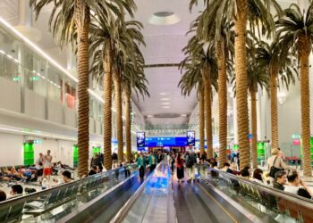 Voos no aeroporto de Dubai são afetados após incêndio causado por ataque com drone