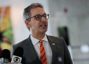 Romeu Zema pressiona Senado para decidir sobre afastamento de Alexandre de Moraes