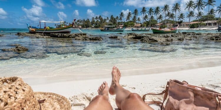 Eleita 10 vezes a melhor praia do Brasil, esse paraíso ainda guarda piscinas naturais entre corais vivos