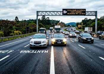 CTB rende multa de R$ 130 e 4 pontos na CNH para motoristas que andar devagar na faixa da esquerda 