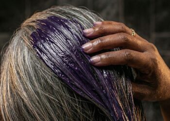 4 shampoos tonalizantes baratinhos até R$ 50 que disfarçam até 40% dos fios brancos no banho sem amônia