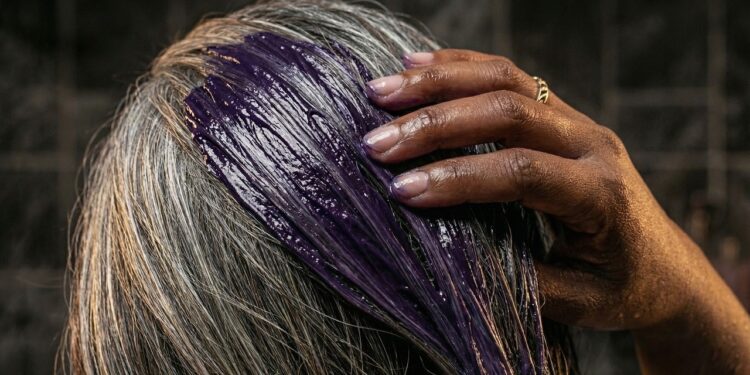 4 shampoos tonalizantes baratinhos até R$ 50 que disfarçam até 40% dos fios brancos no banho sem amônia