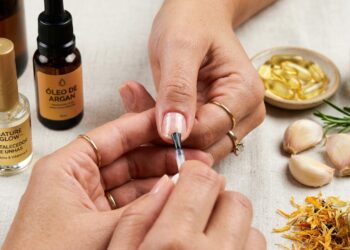 Truque simples para fortalecer as unhas fracas em casa sem precisar de produtos caros