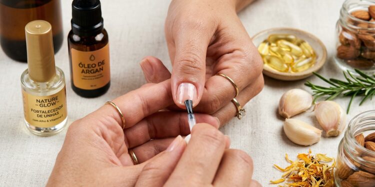 Truque simples para fortalecer as unhas fracas em casa sem precisar de produtos caros