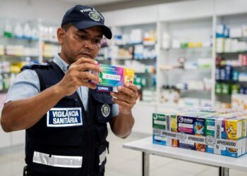 Anvisa encontra fragmentos de vidro em medicamentos e determina interdição de farmácias irregulares