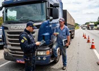 Falta de exame toxicológico gera multa de R$ 1.467,35 e 7 pontos automáticos no sistema para motoristas C, D e E