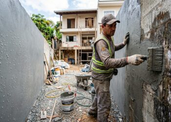 Adeus infiltração: técnica de pedreiro usa impermeabilizante de cimento e custa menos de R$ 800