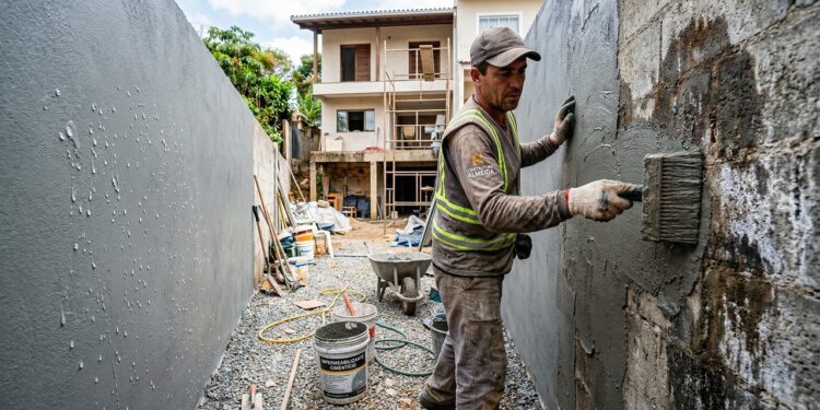 Adeus infiltração: técnica de pedreiro usa impermeabilizante de cimento e custa menos de R$ 800
