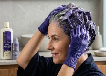 Shampoo de farmácia baratinho que disfarça fios brancos no banho e ajuda quem tem até 50% de grisalhos sem usar amônia