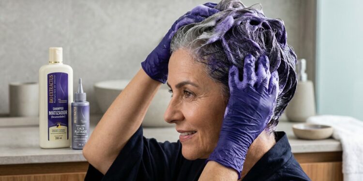 Shampoo de farmácia baratinho que disfarça fios brancos no banho e ajuda quem tem até 50% de grisalhos sem usar amônia