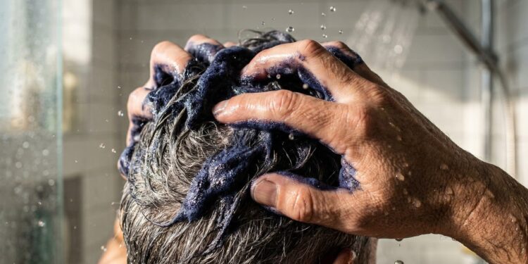 Adeus fios brancos: técnica cobre 100% da raiz dos cabelos grisalhos em apenas 7 minutos