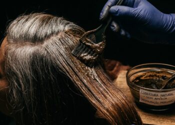 Os 9 melhores produtos para cobrir cabelos brancos sem química a partir de R$ 18