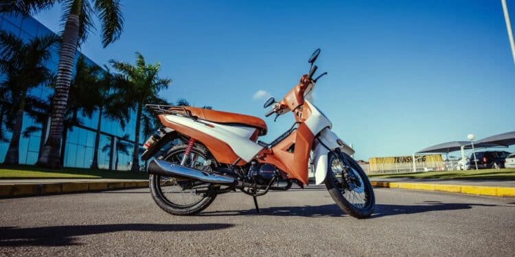 Moto que dispensa CNH chama atenção pelo preço acessível e pela praticidade no dia a dia