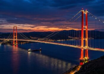 Com 318 metros de altura, essa é a maior ponte suspensa do mundo e entrou para a história da engenharia com vão central de 2.023 metros