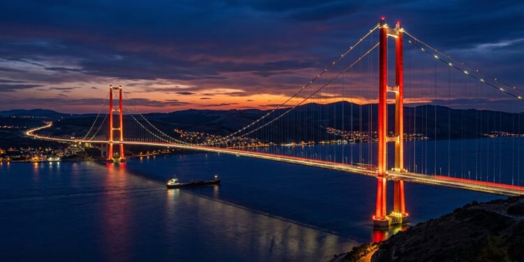 Com 318 metros de altura, essa é a maior ponte suspensa do mundo e entrou para a história da engenharia com vão central de 2.023 metros