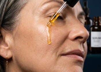 3 séruns baratinhos que ajudam a melhorar o aspecto da pele madura e viraram queridinhos do skincare